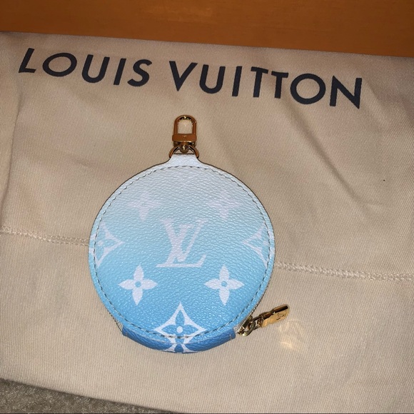 LV multiple Pochette by the pool - Picture 12 of 15